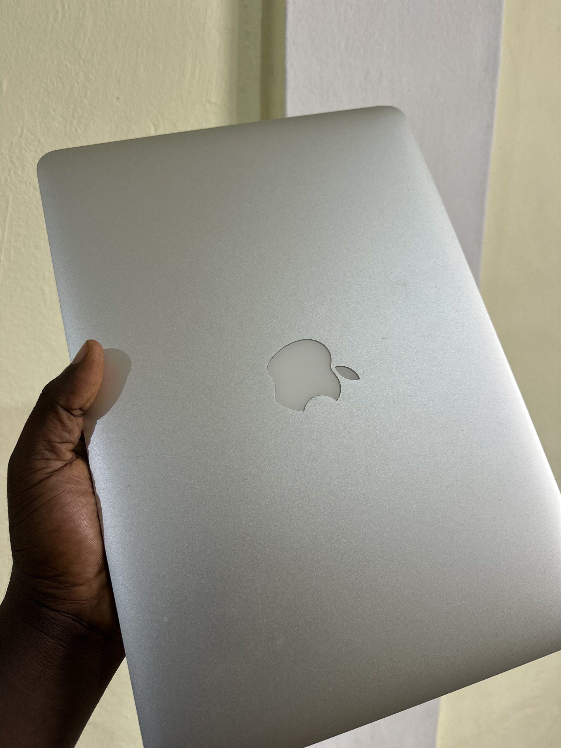 MacBook Air 2017 Available and Selling
